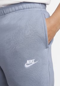 Nike Sportswear CLUB JGGR - Tracksuit bottoms - ashen slate ashen slate white