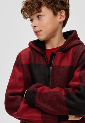 Rode en zwarte geruite fleece hoodie met ritssluiting aan de voorkant, capuchon en contrasterende zwarte details bij de kraag. Zachte textuur en een comfortabele pasvorm.