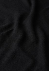 Tessuto nero con una texture liscia e leggermente riflettente, caratterizzato da pieghe e grinze delicate. Non presenta motivi o accenti identificabili.