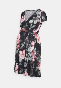 Vestido preto de flores com mangas curtas, estilo envolvente e uma saia fluida com padrões de flores em rosa, vermelho e verde.