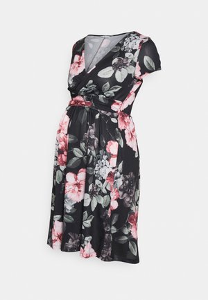 Vestido preto de flores com mangas curtas, estilo envolvente e uma saia fluida com padrões de flores em rosa, vermelho e verde.