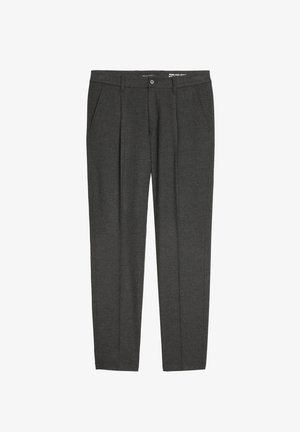 Szare spodnie o dopasowanym kroju, wykonane z tkaniny tkanej. Posiadają dwa fałdy z przodu, kieszenie boczne oraz zapięcie na guzik w pasie.