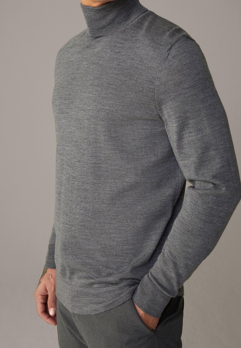Grauer Rollkragenpullover mit langen Ärmeln, aus einem weichen Material gefertigt. Verfügt über gerippte Bündchen und eine glatte Textur.
