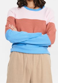 Bunter Strickpullover mit horizontalen Streifen in Pink, Braun und Blau. Der strukturierte Stoff hat ein gepunktetes Muster und einen gerippten Halsausschnitt.