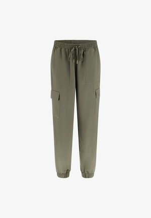 Pantaloni cargo verde oliva con vita elastica e cordino, dotati di numerose tasche e orli affusolati alle caviglie.