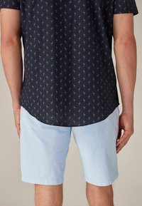 Next STRETCH - Pantaloni scurți - light blue oxford