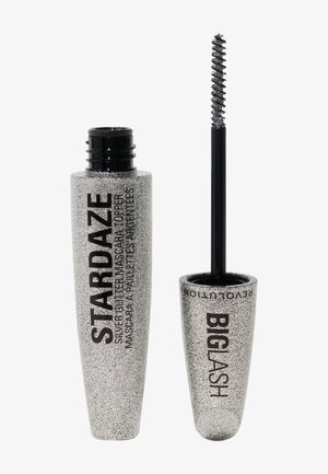 Tube de mascara pailleté argent avec texte noir ; comprend une brosse noire en spirale. Design élégant, texture lisse et forme conique.