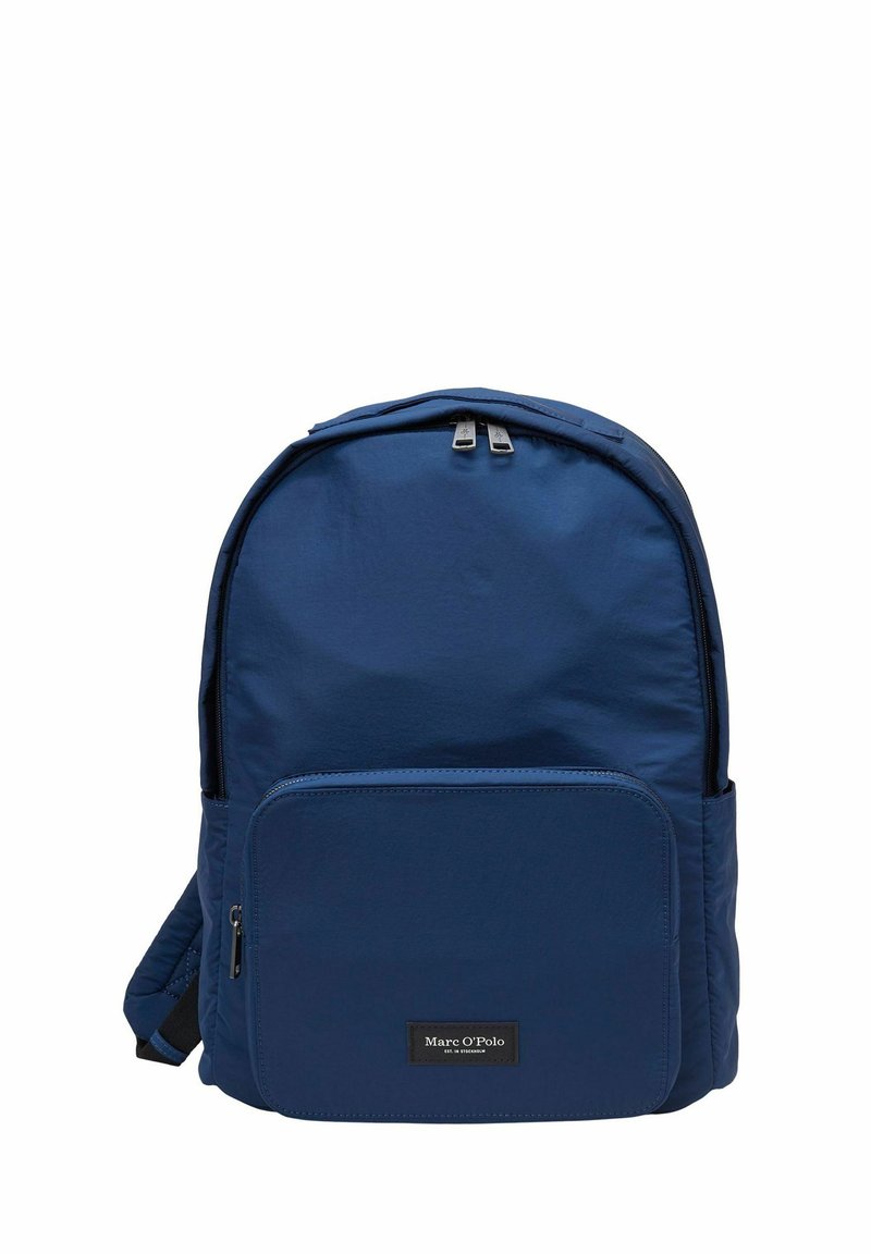 Navyblauwe rugzak van nylon, met een groot hoofdvak met dubbele ritssluitingen, een voorkant vak en verstelbare schouderbanden.