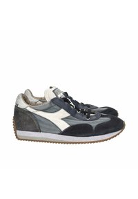 Sneaker blu navy e grigie realizzate in camoscio e tessuto, con un logo bianco, dettagli testurizzati e una suola in gomma con battistrada a zigzag.