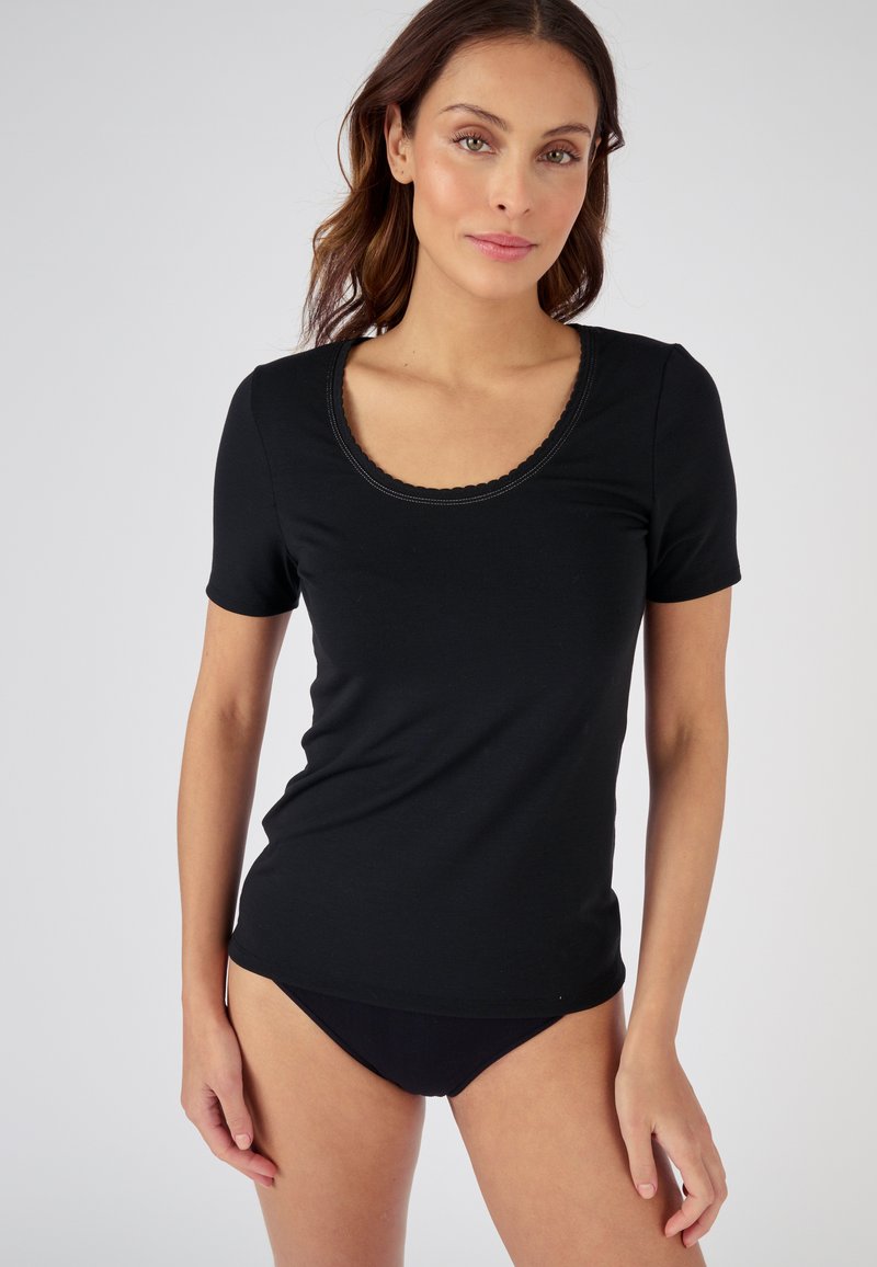 T-shirt nero a maniche corte con scollo a barca e bordi scallop. Realizzato in materiale morbido e elastico per comfort e vestibilità.