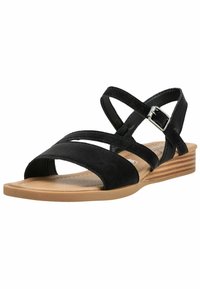 Černá plochá sandála s třemi pásky, nastavitelnou přezkou u kotníku a světle hnědou podrážkou s mírným podpatkem, pohled z úhlu na bílém pozadí.