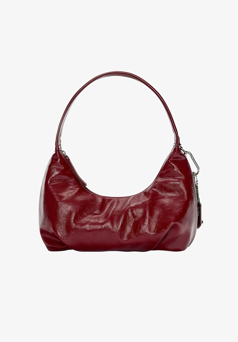 Sac à épaule bordeaux fabriqué en matériau brillant, avec une forme courbée et une texture froncée. Il possède une courte anse et une fermeture éclair visible.