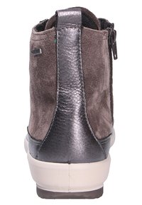 Stivaletto in suede marrone con retro in pelle grigio metallizzato, zip laterale e suola in gomma bianca. Contrasti di texture tra i materiali.