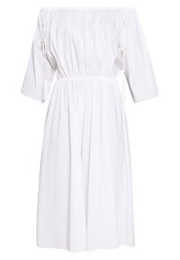 Robe midi blanche à épaules dénudées avec taille élastique, manches mi-longues et liens à pompons décoratifs au niveau du col.