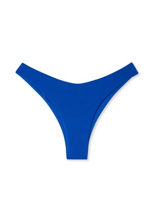 Slip bikini blu senza cuciture con lati a taglio alto su sfondo bianco.