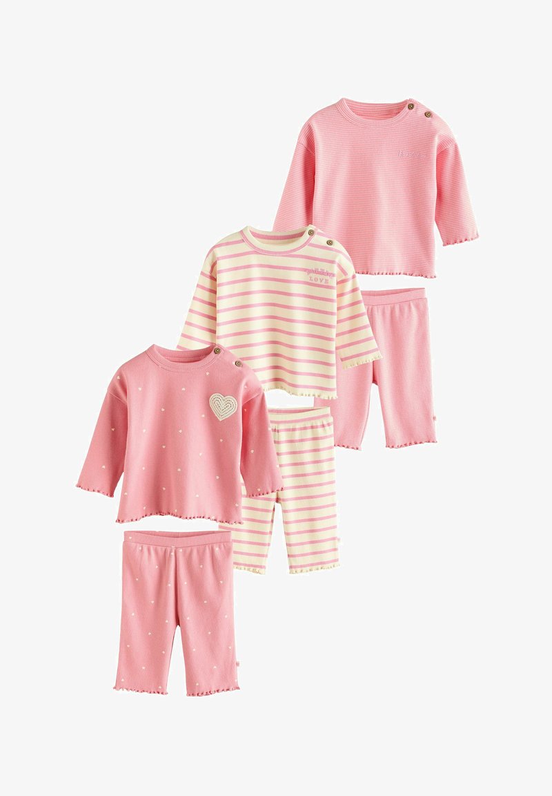 Fyra-delars set för barn i sovkläder i rosa, bestående av två toppar med knappar, randig design, hjärtmotiv och matchande byxor med dekorativa fållar.