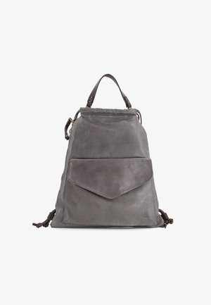 Grå læderrygsæk med et top håndtag, justerbare stropper og en frontklaplomme. Glat tekstur med subtile farvevariationer.