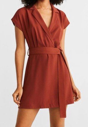 Wikkeljurk in roestkleur met korte mouwen, een V-hals en een riem in de taille. Gemaakt van gladde stof, met een eenvoudig ontwerp.