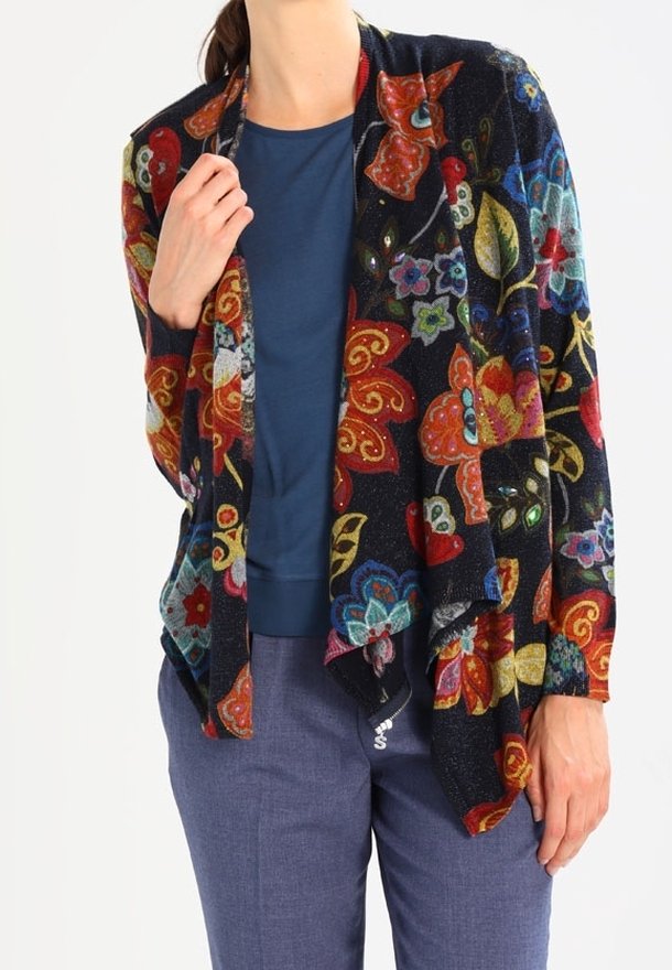 Cárdigan negro con coloridos patrones florales, hecho de una tela texturizada con un ligero brillo. Estilo de frente abierto que cae con elegancia.