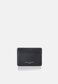 Portafoglio in pelle nera con quattro slot, texture liscia e nome del brand impresso. Design rettangolare compatto, stile minimalista.