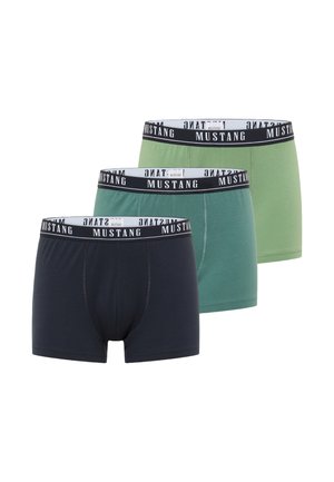 Drei Herren-Boxershorts in Schwarz, Petrol und Hellgrün mit schwarzen Bündchen und dem Markennamen "MUSTANG" in Weiß.