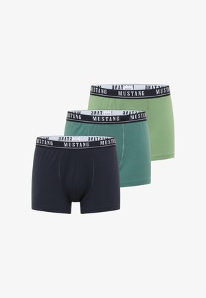Drei Herren-Boxershorts in Schwarz, Petrol und Hellgrün mit schwarzen Bündchen und dem Markennamen "MUSTANG" in Weiß.
