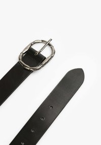 Cintura in pelle nera con una fibbia decorativa, testurizzata, di metallo argentato a forma di serpenti intrecciati; cintura liscia con diversi fori per la regolazione.