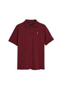 Polo de color marrón oscuro hecho de algodón, que presenta una tapeta de tres botones y un logo bordado. Mangas cortas con un cuello de punto plano.