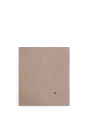 Portafoglio quadrato in pelle testurizzata taupe con una piccola targhetta rettangolare dorata con logo nell'angolo in basso a destra, su sfondo bianco.