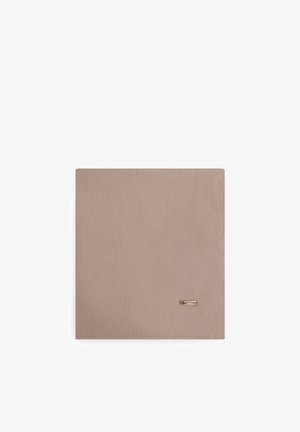 Portafoglio quadrato in pelle testurizzata taupe con una piccola targhetta rettangolare dorata con logo nell'angolo in basso a destra, su sfondo bianco.