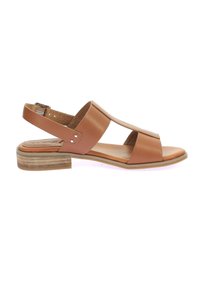 Sandalo slingback in pelle color cuoio con due ampie cinghie e un piccolo tacco a blocco. Presenta una soletta leggermente testurizzata e una fibbia regolabile.