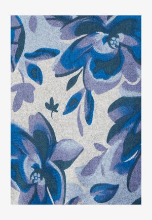 Tela floral con grandes flores azules y moradas sobre un fondo gris claro, con pétalos y hojas detallados en diversas tonalidades.