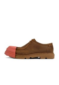 Scarpa in pelle marrone con punta arrotondata in gomma rosa, caratterizzata da un design cucito, lacci e una suola spessa e texturizzata di colore marrone.