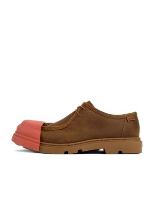 Scarpa in pelle marrone con punta arrotondata in gomma rosa, caratterizzata da un design cucito, lacci e una suola spessa e texturizzata di colore marrone.