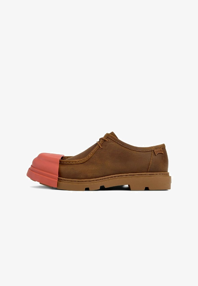 Scarpa in pelle marrone con punta arrotondata in gomma rosa, caratterizzata da un design cucito, lacci e una suola spessa e texturizzata di colore marrone.