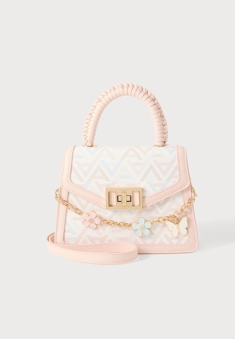 Petit sac à main avec une bordure rose clair, une poignée tressée, un fermoir doré et une chaîne décorative dorée avec des breloques fleurs et papillons.