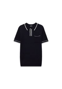 Polo de color azul marino con textura con ribetes blancos en el cuello y las mangas, que presenta una tapeta de tres botones y un bolsillo en el pecho.