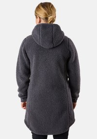 Grå fleece lång kappa med huva, texturerad yta, sidofickor och ribbad manschettdetaljer. Designad med en rundad nederkant för en modern look.