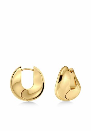 Pár leštených zlatých náušníc s hladkými, zaoblenými okrajmi, jedna zobrazená spre predok a druhá zboku na bielom pozadí.