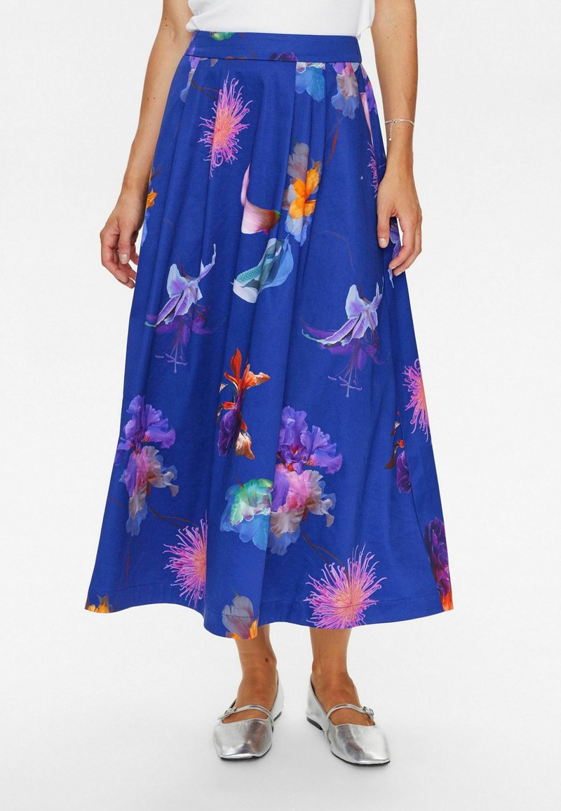 Maxi-Rock aus blauem Stoff mit bunten Blumenmustern, plissiertem Design und einem taillierten Bund. Strukturiert, knöchellang.