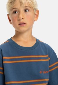 Blauw katoenen T-shirt met horizontale oranje en gele strepen, ronde halslijn en geborduurd "dc shoe"-logo op de borst.