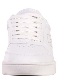 Białe niskie sneakersy wykonane z gładkiej skóry, z okrągłym noskiem, płaskimi sznurówkami, małymi perforacjami dla lepszej wentylacji oraz subtelnym logo po boku.