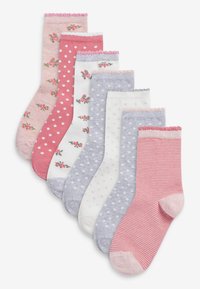 Set von sieben Socken mit verschiedenen Mustern: pinke Blumen, Pünktchen und gestreifte Designs. Farben sind Pink, Grau und Weiß, mit Rüschen oben.
