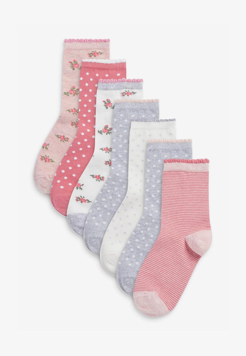 Set von sieben Socken mit verschiedenen Mustern: pinke Blumen, Pünktchen und gestreifte Designs. Farben sind Pink, Grau und Weiß, mit Rüschen oben.