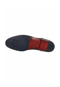 Semelle de chaussure en cuir marron avec une section en caoutchouc noir lisse, des accents rouges et un logo embossé ; présente une forme effilée et de petits détails texturés.
