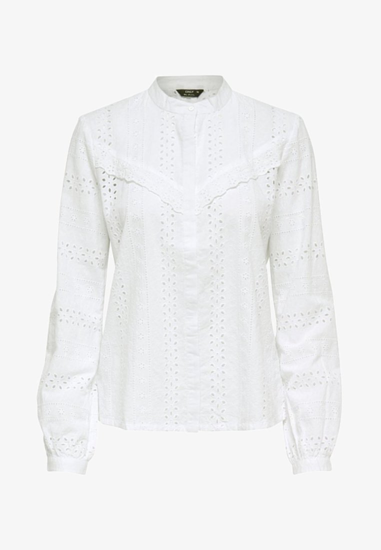 Blouse blanche à manches longues avec broderie ajourée, col montant, fermeture boutonnée devant, et bordure de dentelle en forme de V sur la poitrine.