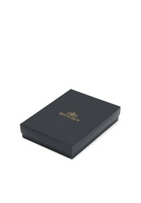 Czarne, prostokątne pudełko prezentowe o gładkiej powierzchni, z złotym logo na górze. Elegancki design bez widocznych elementów metalowych ani zdobień.