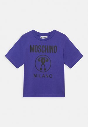 T-shirt violet à manches courtes avec texte et logo Moschino Milano noirs centrés sur le devant.