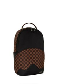 Zaino marrone e nero con un motivo a scacchi sulla parte anteriore, texture liscia, chiusura con zip e maniglia superiore per il trasporto.