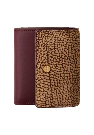 Portefeuille bifold compact en cuir bordeaux avec rabat en cuir marron texturé, doté d'un petit fermoir rond doré.